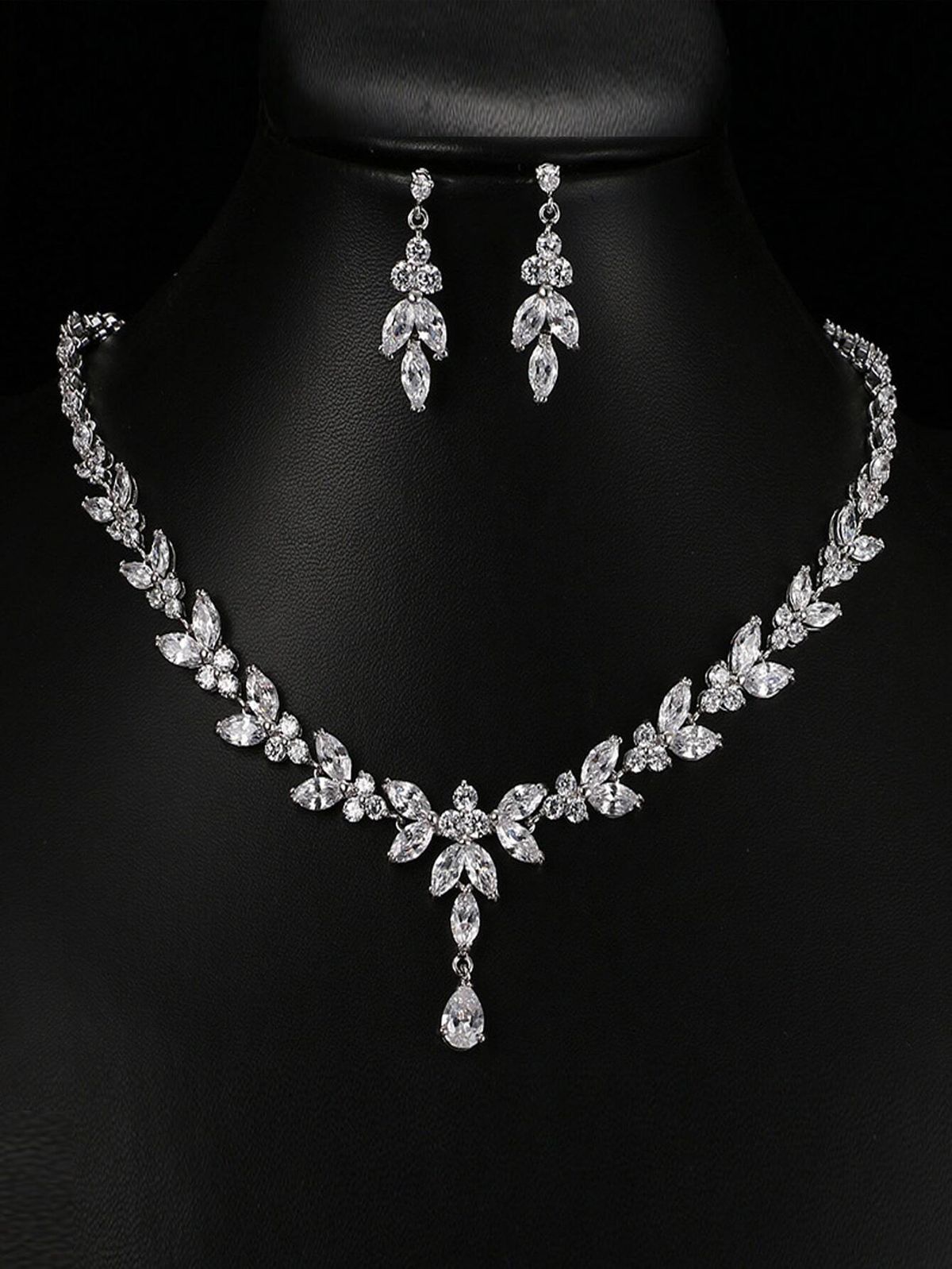 💎 Crystal Silver Floral Necklace Set